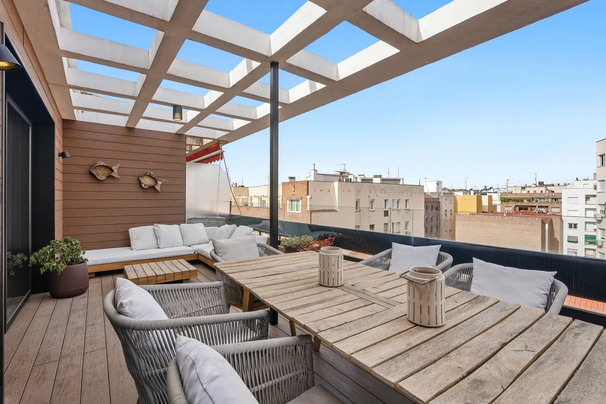 Terraza con pérgola y vistas en Castelló 98