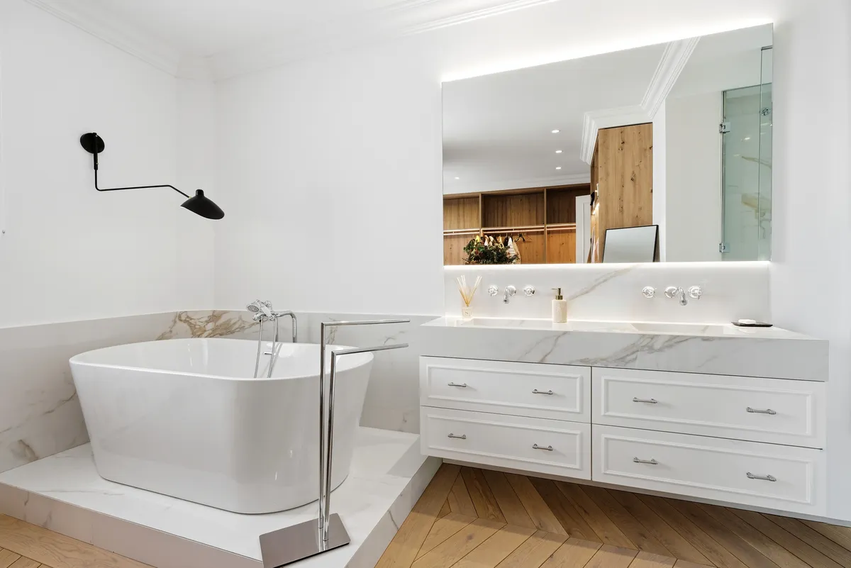Baño principal de mármol en O'Donnell 7