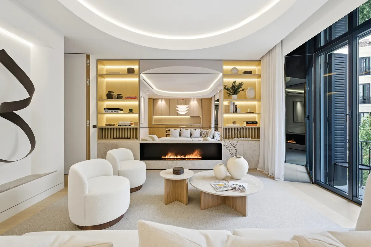Salón con chimenea integrada en Recoletos 13