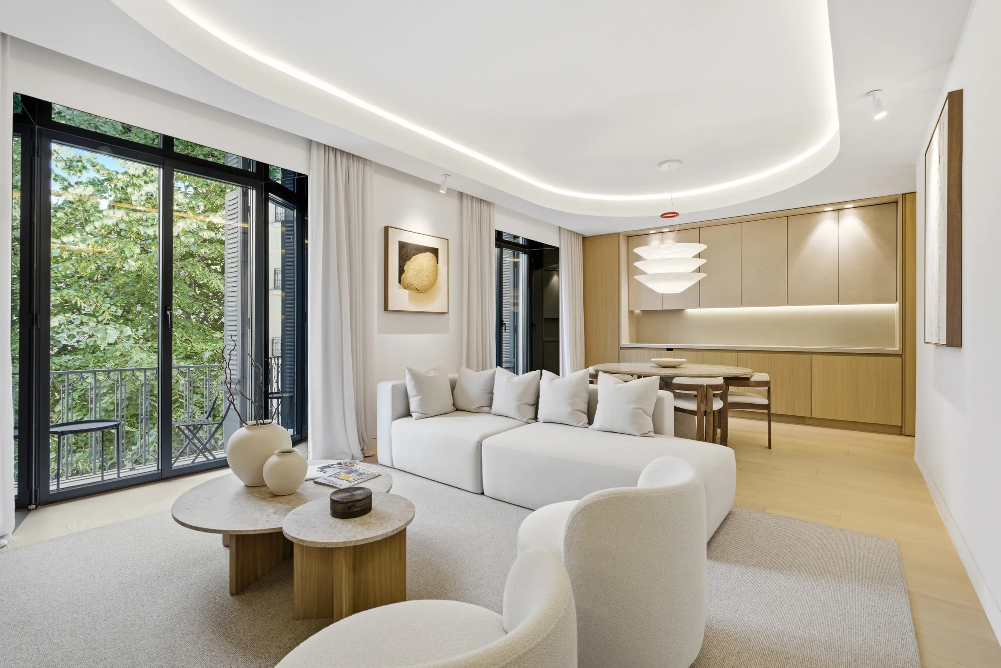 Salón de diseño con iluminación perimetral curva en Recoletos 13