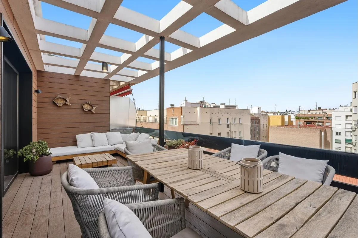 Terraza con pérgola y vistas en Castelló 98