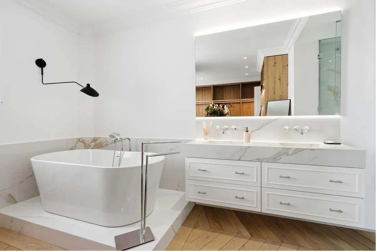 Baño principal de mármol en O'Donnell 7