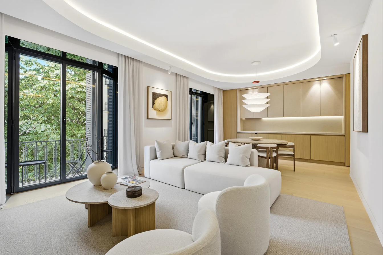 Salón de diseño con iluminación perimetral curva en Recoletos 13